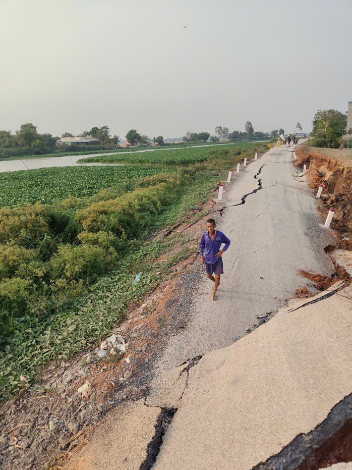 Đoạn đường kênh Lò Gạch sạt lở nghiêm trọng khoảng 60 m.