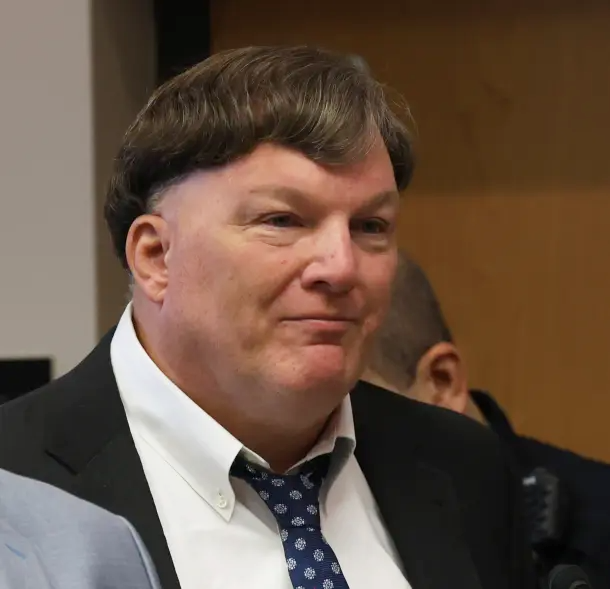 Rex Heuermann nhếch mép cười trong phiên tòa khi nhận tội giết 8 phụ nữ ở Long Island. Ảnh: Newsday