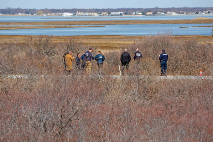 Các thám tử hạt Suffolk tìm kiếm Shannon Gilbert ở Oak Beach vào ngày 30/3/2011. Ảnh: Nypost