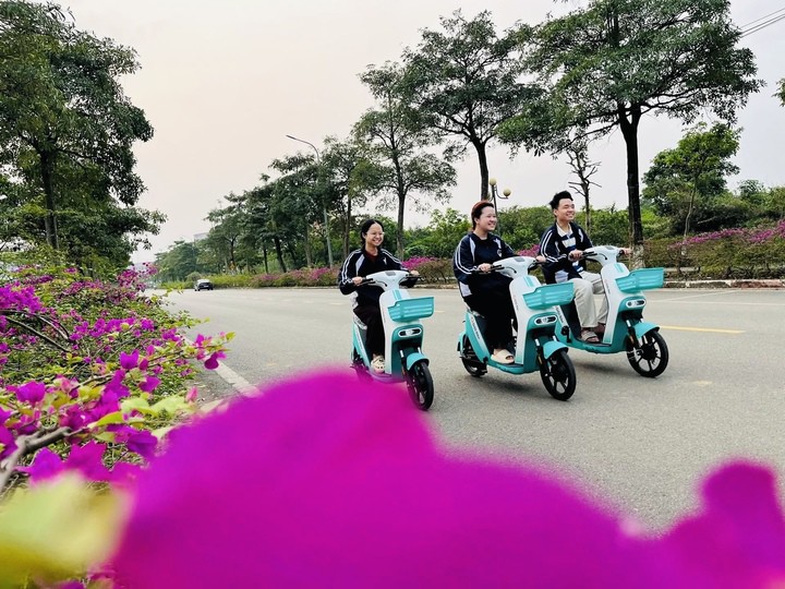 Nhà trường phát triển hệ thống xe buýt điện nội khu và xe đạp điện để hỗ trợ sinh viên di chuyển trong khuôn viên. (Ảnh: VNU)