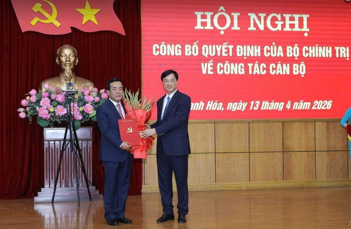 Trưởng Ban Tổ chức Trung ương Nguyễn Duy Ngọc trao quyết định của Bộ Chính trị và tặng hoa chúc mừng tân Bí thư Tỉnh ủy Thanh Hóa Lê Đức Thái (bên trái). Ảnh: Minh Hiếu