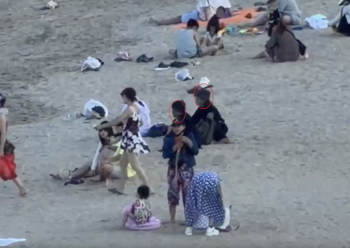 Các đối tượng lợi dụng sơ hở của du khách tắm biển để trộm cắp tài sản