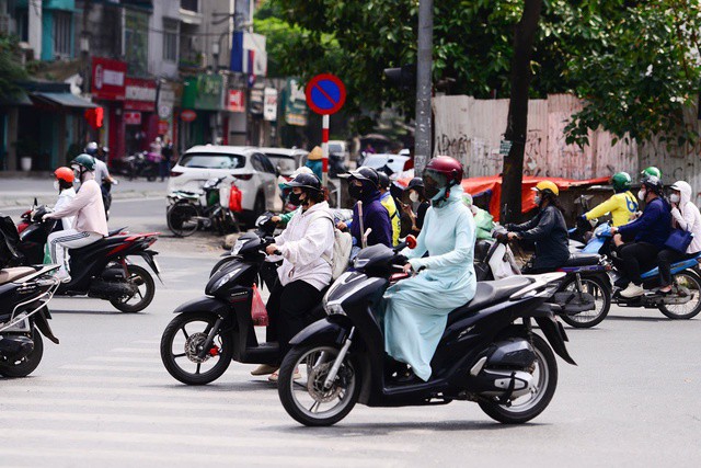 Nắng nóng 41 độ ngay đầu mùa là hiện tượng ít gặp trong 10 năm trở lại đây. Ảnh: Tuấn Anh