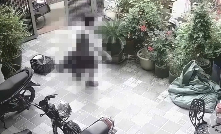 Người chồng bạo hành vợ dã man. (Ảnh cắt từ clip).