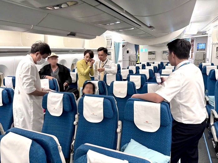 Vietnam Airlines phối hợp cùng các bác sĩ có mặt trên chuyến bay cấp cứu kịp thời nữ hành khách, hỗ trợ và xử lý sau khi máy bay hạ cánh