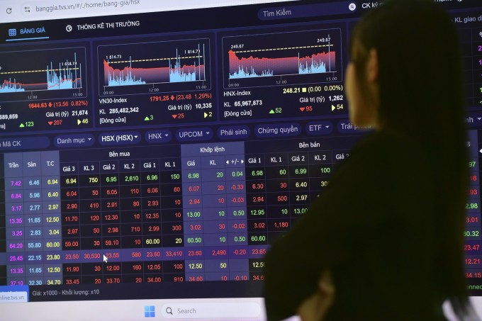 Nhà đầu tư theo dõi thị trường chứng khoán tại một công ty ở TP HCM. Ảnh: Thanh Tùng