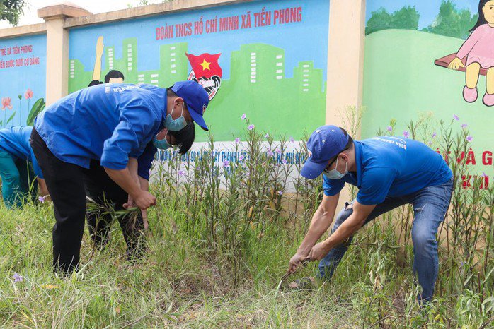 Người dân diệt lăng quăng, bọ gậy để phòng sốt xuất huyết