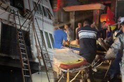 Cứu 5 người mắc kẹt trong căn nhà cháy ở Hà Nội