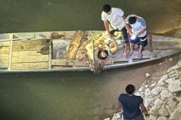 Người đàn ông lao xuống sông cứu hai mẹ con nhảy cầu ở Nghệ An