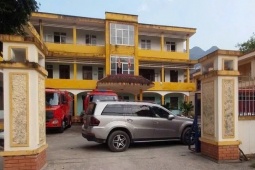 Người đàn ông đỗ xe ô tô chắn ngang cổng Trạm CSGT nhiều giờ