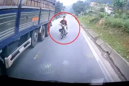 Clip: Vượt ẩu đoạn khuất tầm nhìn, thanh niên bỏ xe nhảy thoát thân trước đầu ô tô