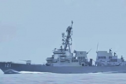 Iran công bố video buộc tàu chiến Mỹ rút khỏi eo biển Hormuz