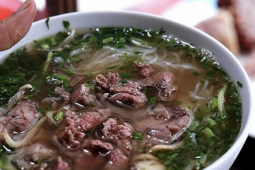 Giá xăng dầu lao dốc 30%, hàng quán vẫn 'án binh bất động'