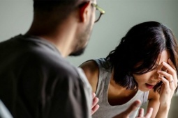 Em ruột tôi bệnh nặng nằm viện mà vợ lấy cớ bận không chịu vào chăm