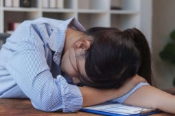 Ngủ 5 tiếng trong giờ làm vì lương thấp, nữ nhân viên gây tranh cãi