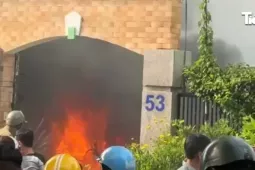 Cháy dữ dội ở TPHCM, hàng loạt xe máy trơ khung