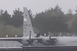 Video cận cảnh kẻ đột nhập phá máy bay hơn 75 triệu USD của quân đội Mỹ