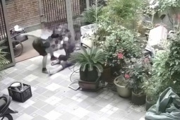 Phẫn nộ clip chồng đánh vợ dã man từ ngoài sân vào trong nhà