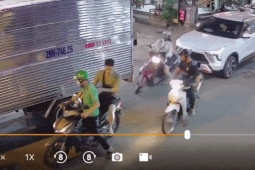 Đâm loạt xe ở Hà Nội, nữ tài xế hoảng loạn, gục trên vô lăng