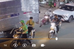 Đâm loạt xe ở Hà Nội, nữ tài xế hoảng loạn, gục trên vô lăng