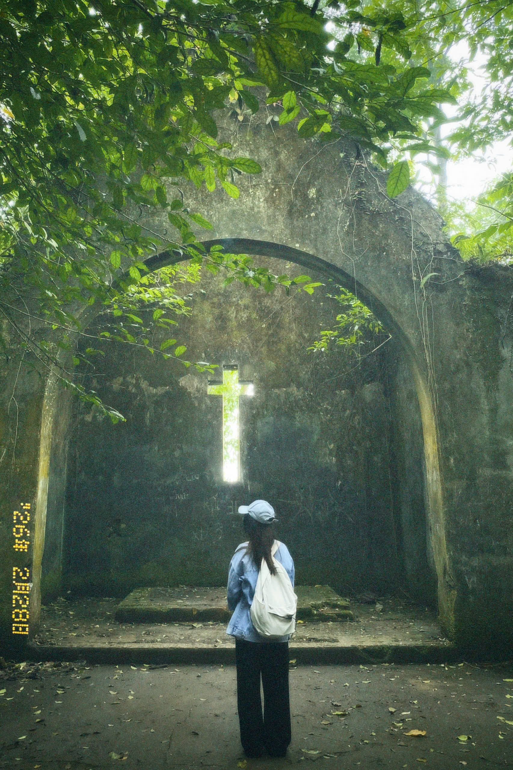 Đường đi tới đền thờ Chủ tịch Hồ Chí Minh có khung cảnh được ví như bước ra từ truyện cổ tích. Ảnh: Nguyễn Thị Thảo Hương