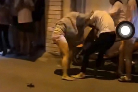 Công an vào cuộc vụ 2 nhóm phụ nữ đánh nhau, nhiều người vây quanh quay clip