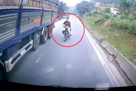 Clip: Vượt ẩu đoạn khuất tầm nhìn, thanh niên bỏ xe nhảy thoát thân trước đầu ô tô