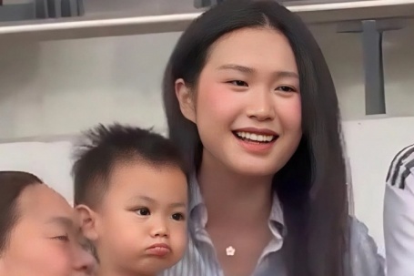 Ảnh sao 13/4: Vợ Đoàn Văn Hậu bế con trai ra sân cổ vũ chồng