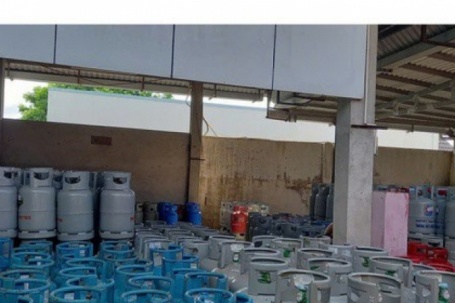 Vì sao giá xăng dầu giảm mạnh, giá gas vẫn ở mức cao?