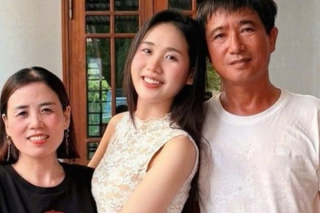 Bố là tài xế, mẹ nhân viên văn phòng của Á hậu quê xứ Huế lần đầu xuất hiện cùng con gái