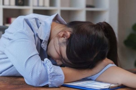 Ngủ 5 tiếng trong giờ làm vì lương thấp, nữ nhân viên gây tranh cãi