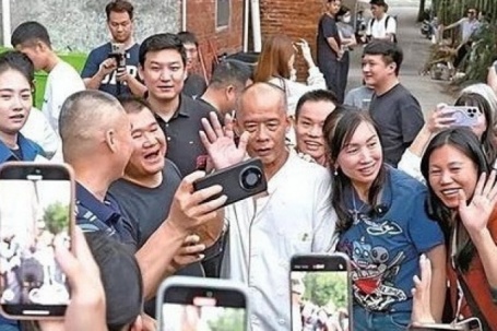 Chủ quán lẩu gà ở Phật Sơn kiệt sức vì nổi tiếng, 'mong sớm được nghỉ hưu'