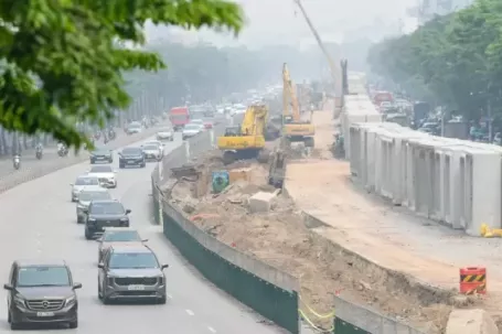 Khổ sở vượt 'đại công trường' chống ngập Hà Nội