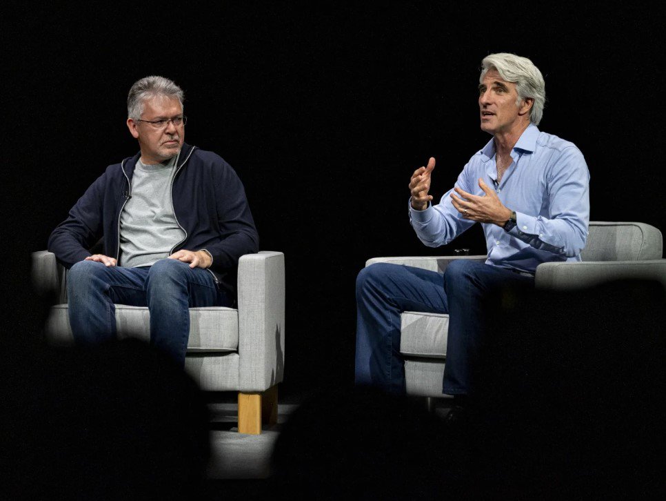 John Giannandrea (bên trái) cùng với Craig Federighi, giám đốc phần mềm của Apple.
