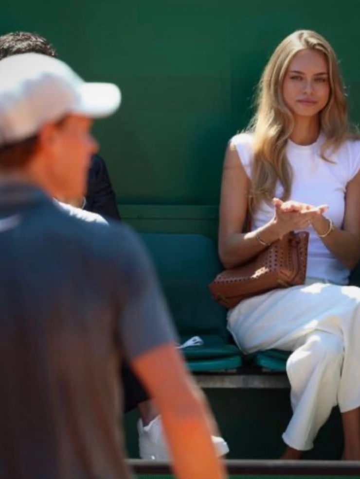 Giống phong cách Sinner, bạn gái Laila cũng không quá ồn ào trước truyền thông