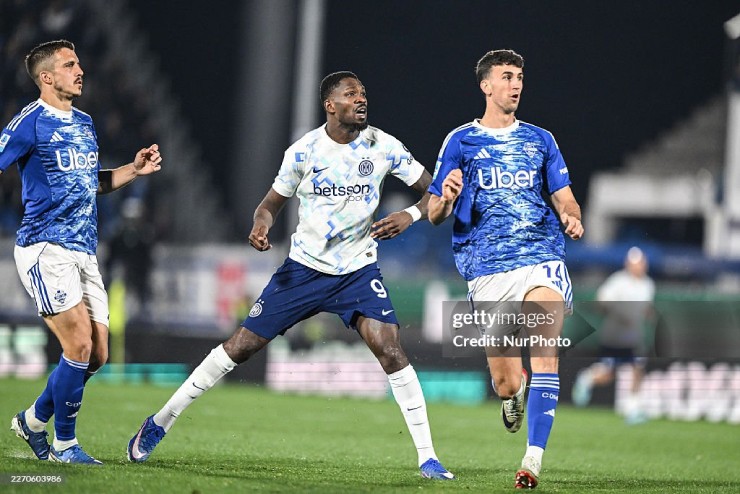 Inter (áo trắng) ngược dòng đánh bại Como