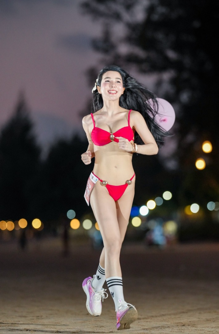 Phát hiện người đẹp mặc bikini đỏ gợi cảm, nổi bật nhất giải chạy bãi biển - 2