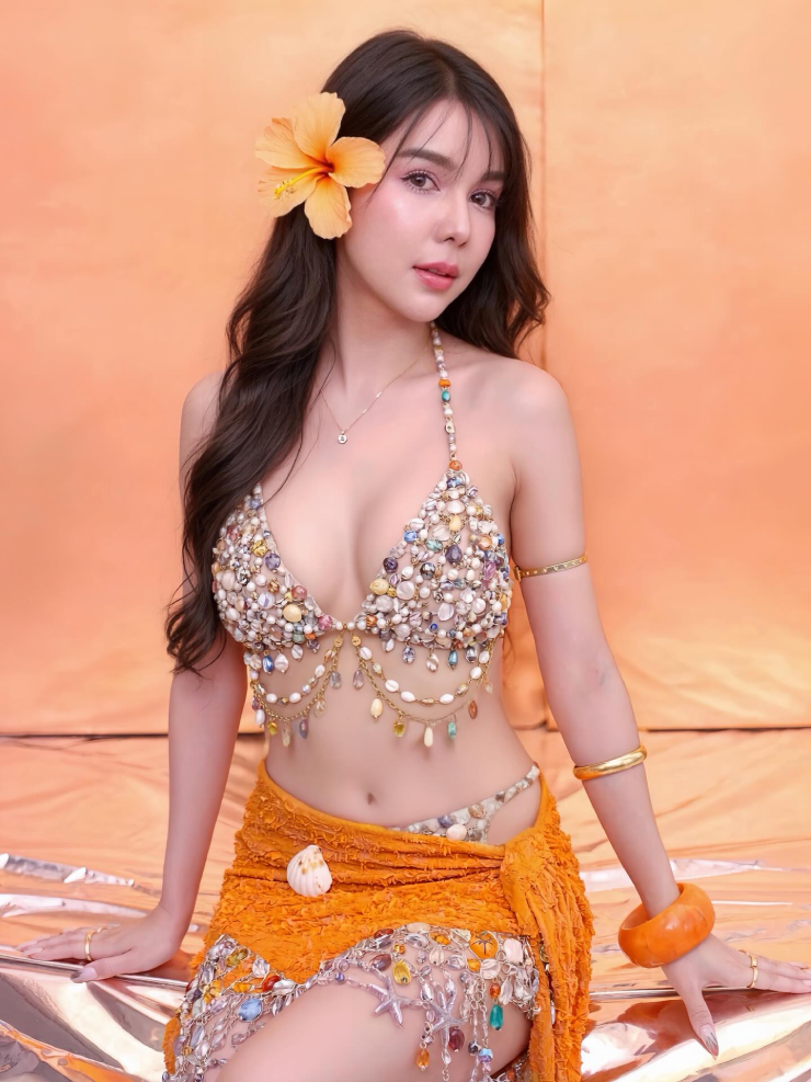 Phát hiện người đẹp mặc bikini đỏ gợi cảm, nổi bật nhất giải chạy bãi biển - 7