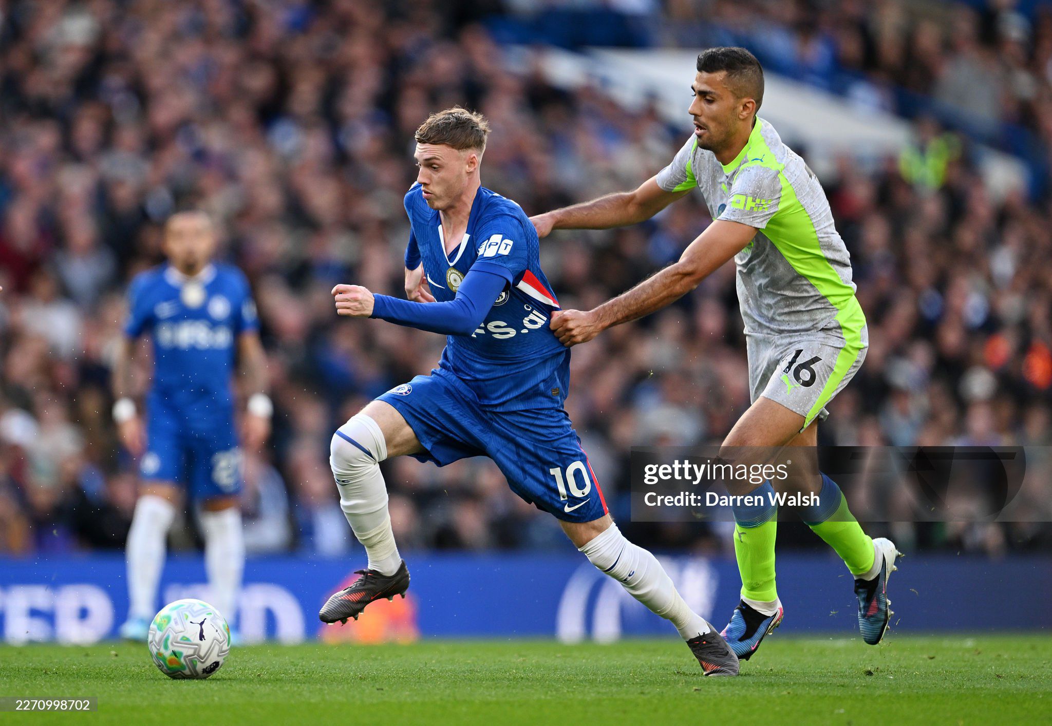 Man City (áo xám) gặp nhiều khó khăn trong hiệp 1 với Chelsea