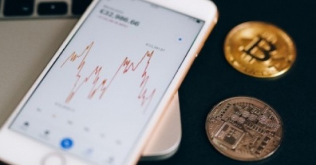 Người trẻ đổ tiền vào chứng khoán, crypto: Cơ hội lớn nhưng rủi ro không nhỏ