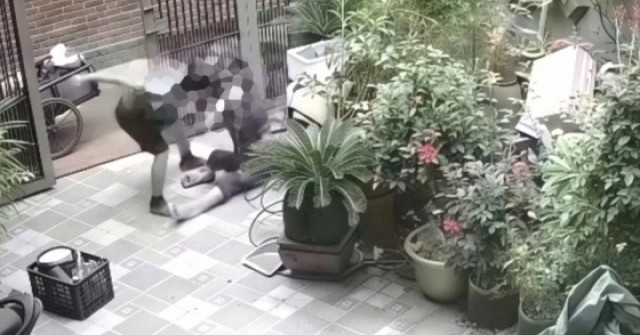 Phẫn nộ clip chồng đánh vợ dã man từ ngoài sân vào trong nhà