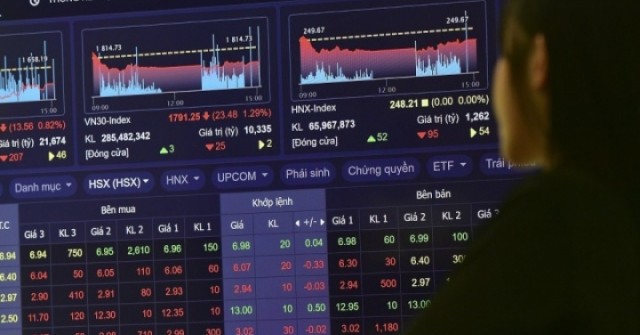 Nhiều lãnh đạo doanh nghiệp ồ ạt mua, bán cổ phiếu