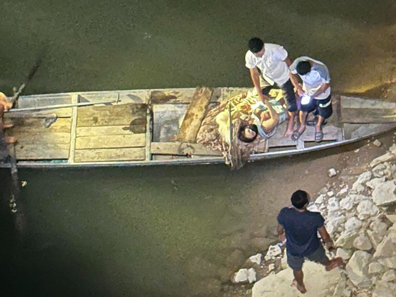 Anh Khánh lao xuống sông cứu hai mẹ con. Ảnh: Nam Đàn