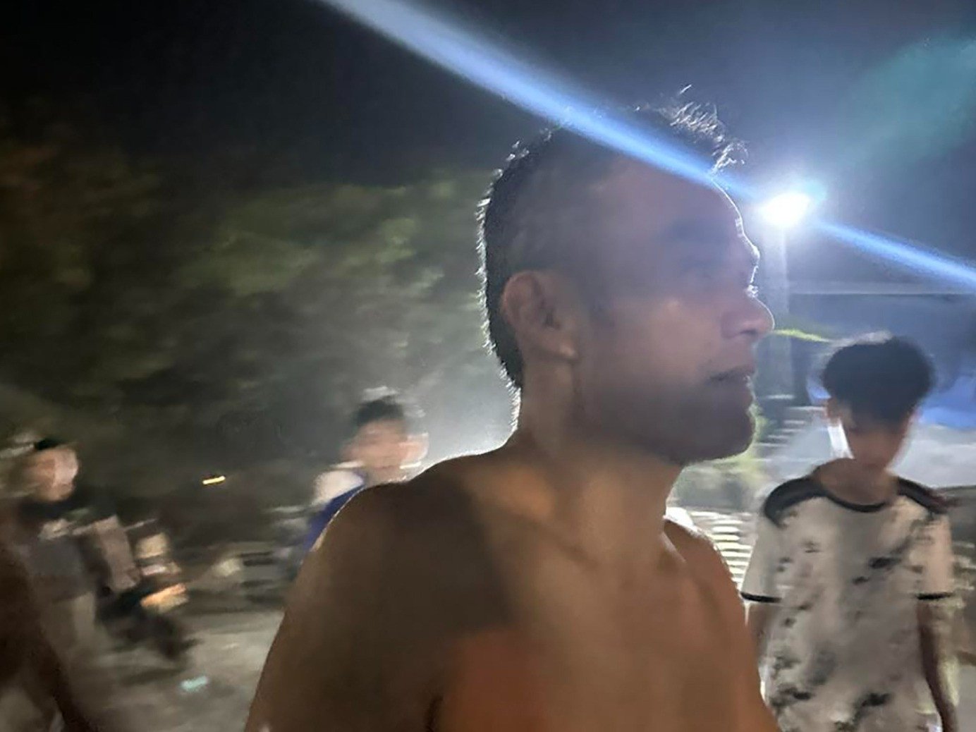 Anh Khánh lao xuống sông cứu hai mẹ con. Ảnh: Nam Đàn