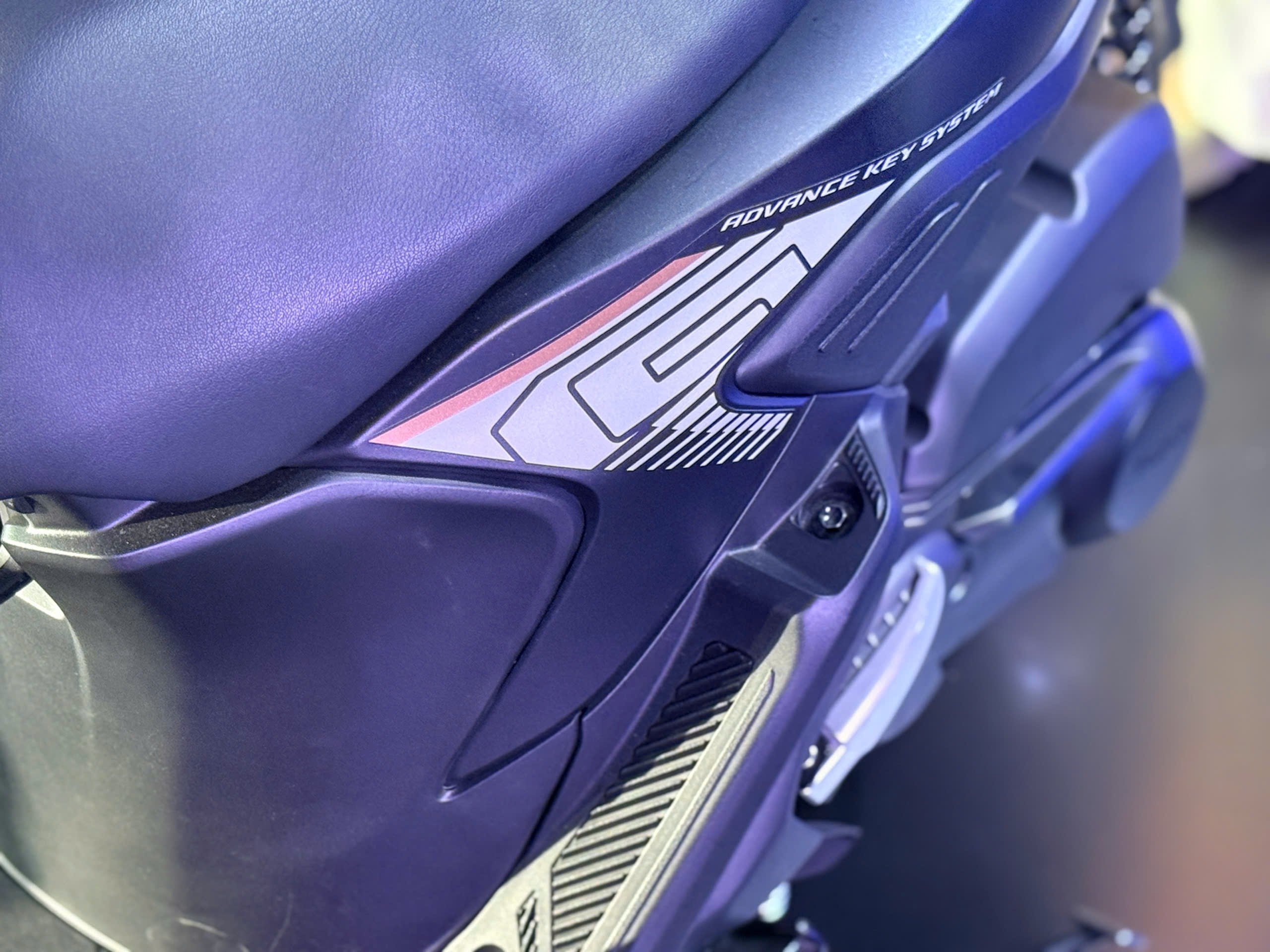 Chỗ để chân cho hành khánh nhỏ tuổi là điểm đột phát trên mẫu xe Gear Hybrid. 