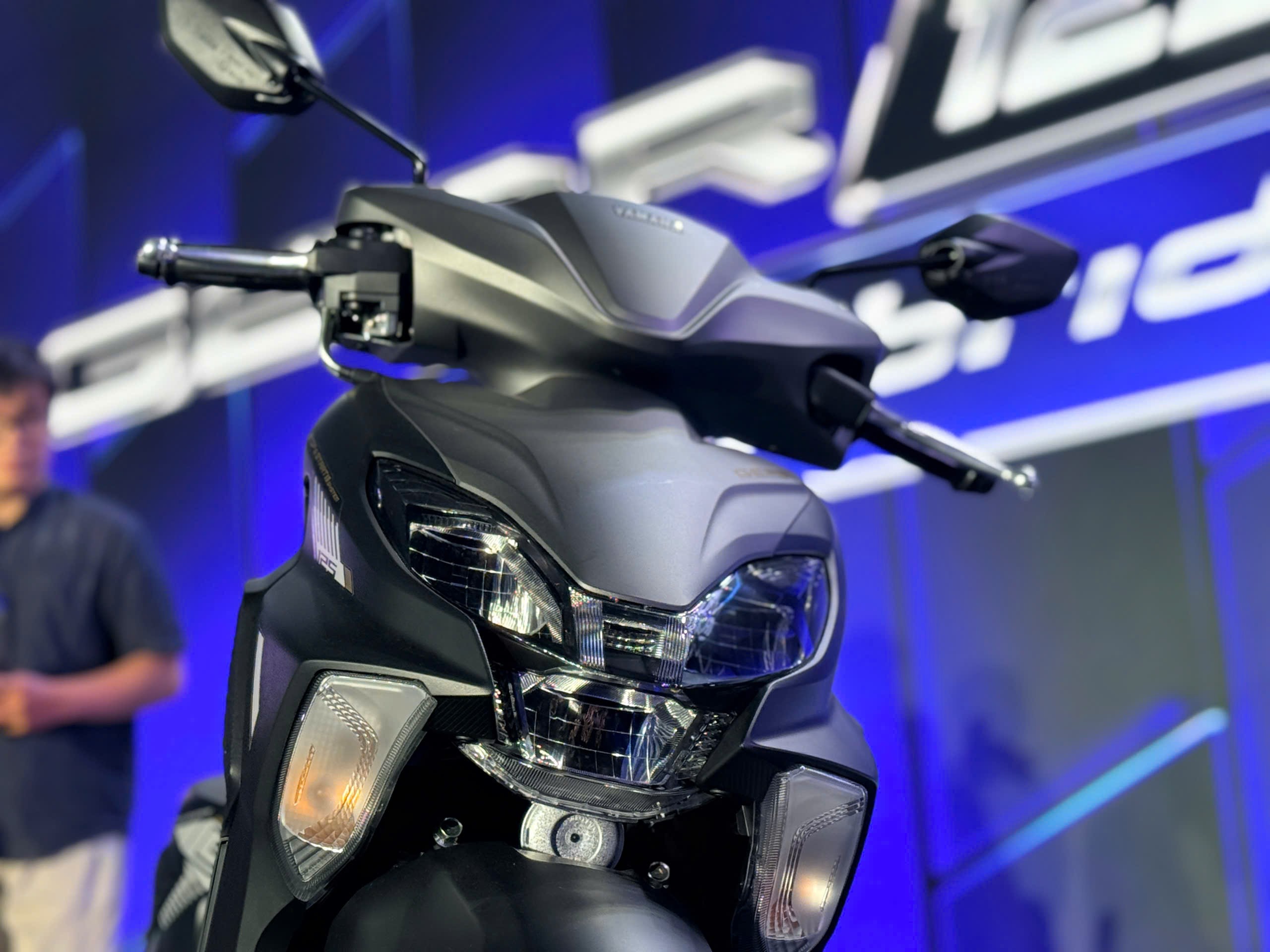 Đèn xe dạng LED được tạo hình hai tầng.