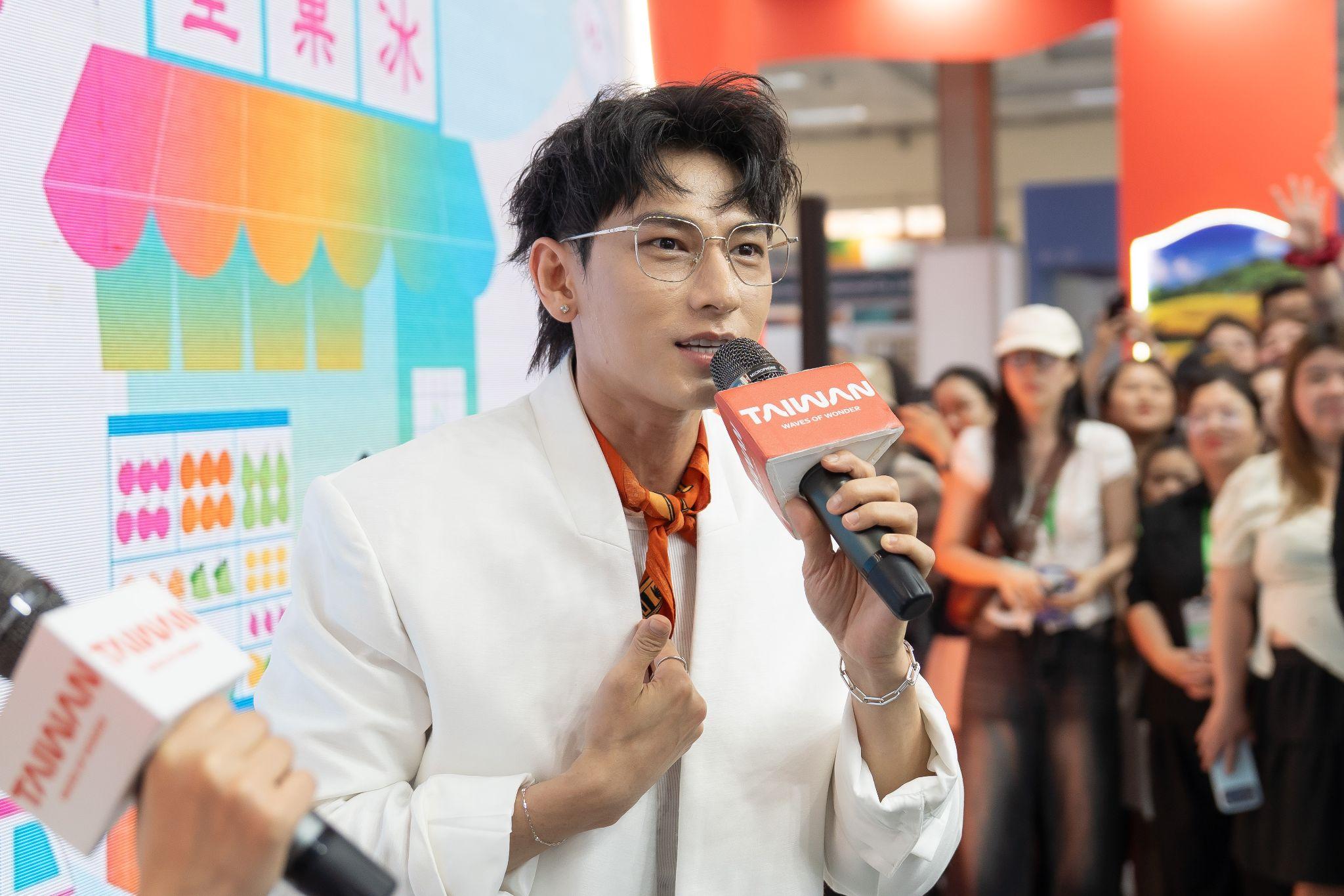 Isaac góp mặt tại hội chợ với tư cách là đại sứ du lịch Đài Loan tại Việt Nam.