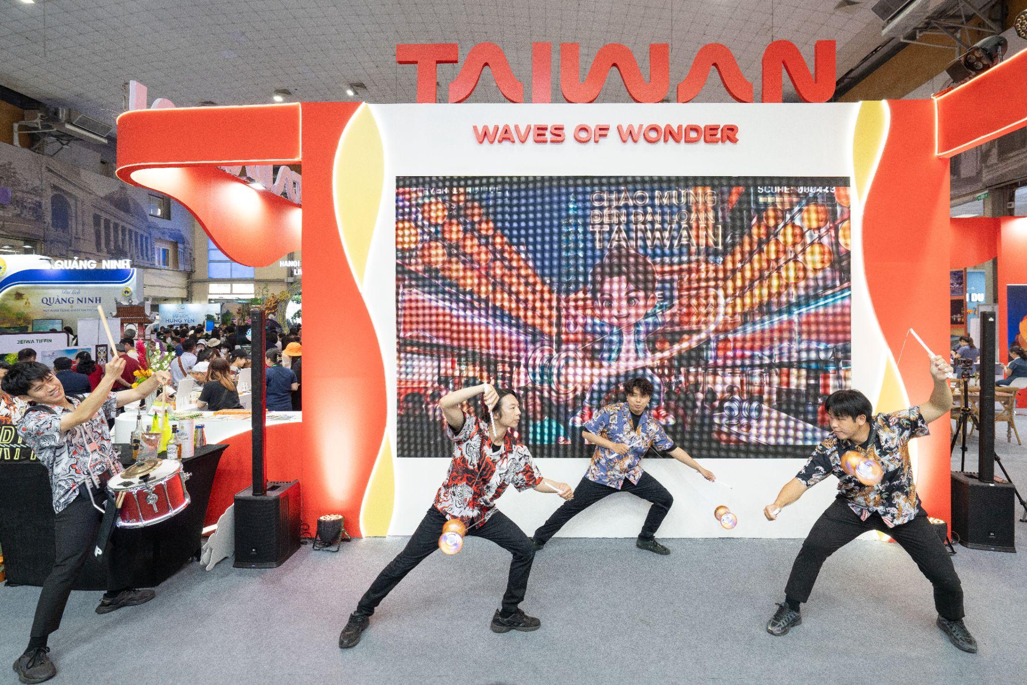 Màn trình diễn trống kết hợp diabolo và yo-yo mãn nhãn của đoàn W.H.O Theatre.