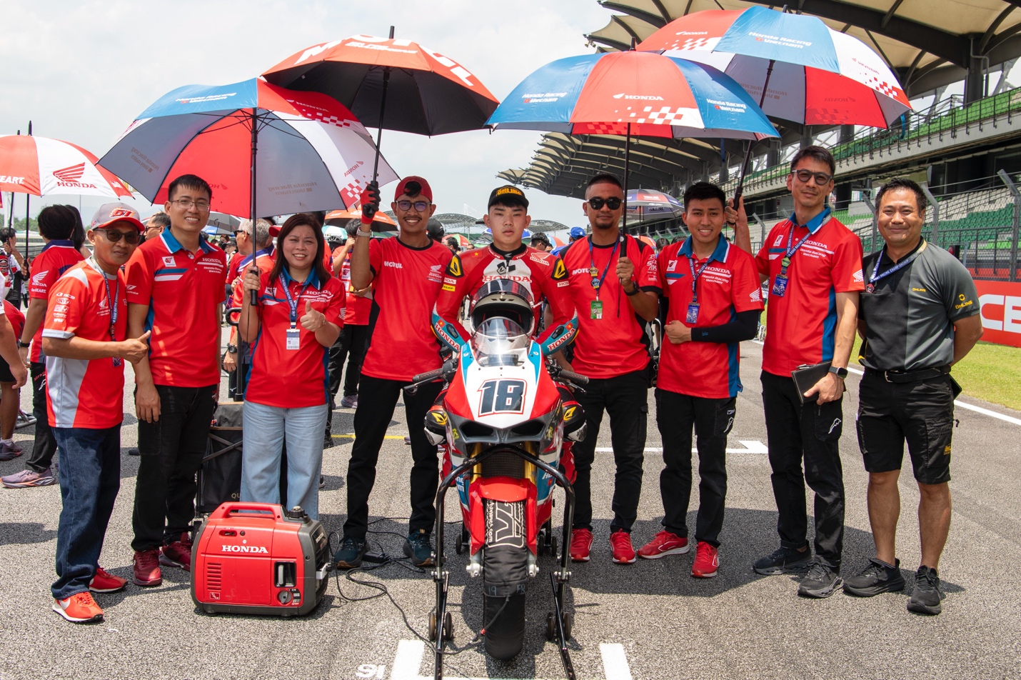Honda Racing Vietnam bước vào mùa giải 2026 với đội hình tay đua trẻ gồm Ngô Nguyễn Việt Tuấn (#84) và Nguyễn Hữu Trí (#18). Ảnh: HVN