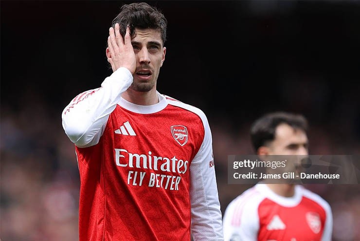 Arsenal tự "bắn" vào chân mình